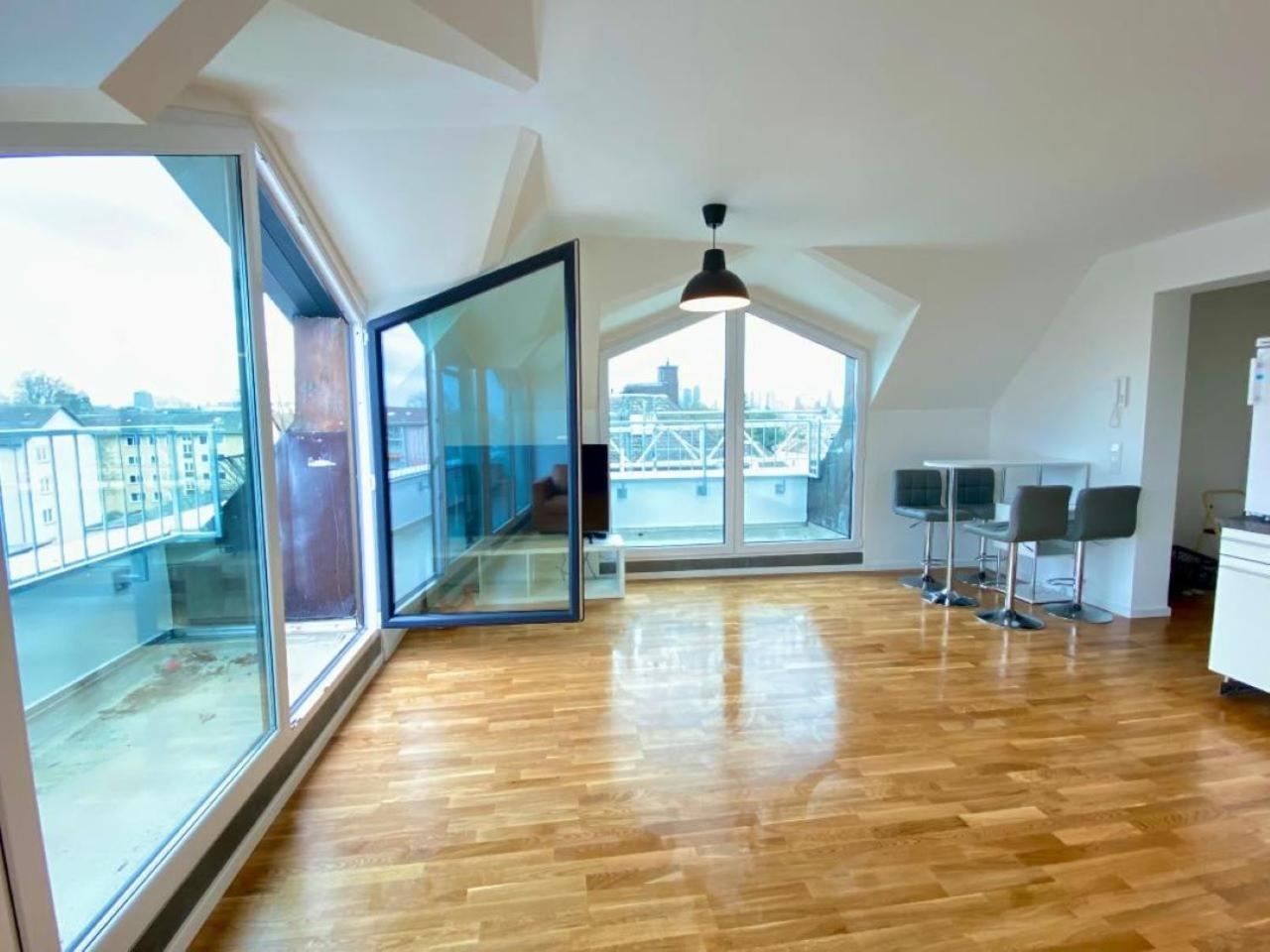 Schoenes Erwachen Im Frankfurter Penthouse Francoforte sul Meno Esterno foto